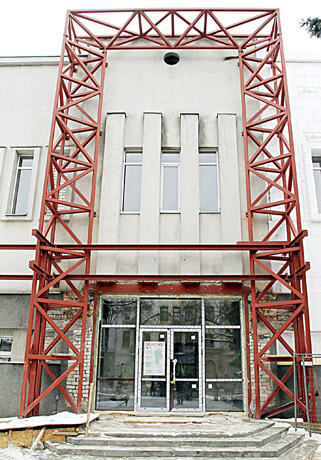 Ministerija leido keisti autentišką teatro fasadą Ministerija leido keisti autentišką teatro fasadą
