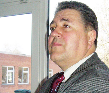 Direktorius už šaržą moksleivę padavė į teismą Direktorius už šaržą moksleivę padavė į teismą