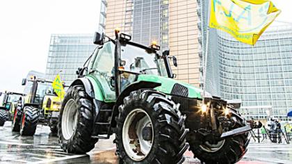Nuo žemės varomi ūkininkai ruošia traktorius į Briuselį