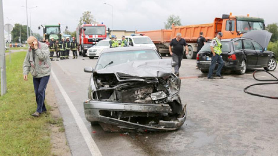 Avarijoje sužaloti trys žmonės Avarijoje sužaloti trys žmonės