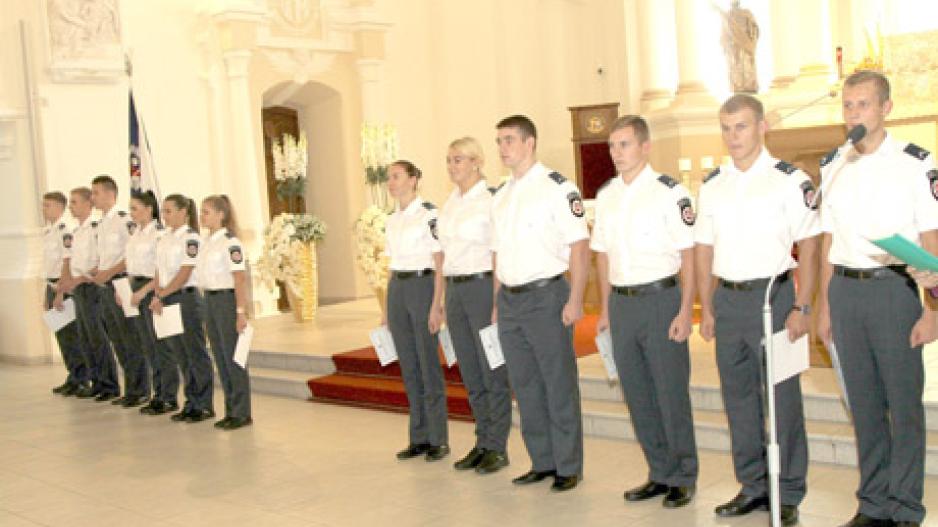 Jaunieji policininkai prisiekė Dievui ir Tėvynei Jaunieji policininkai prisiekė Dievui ir Tėvynei