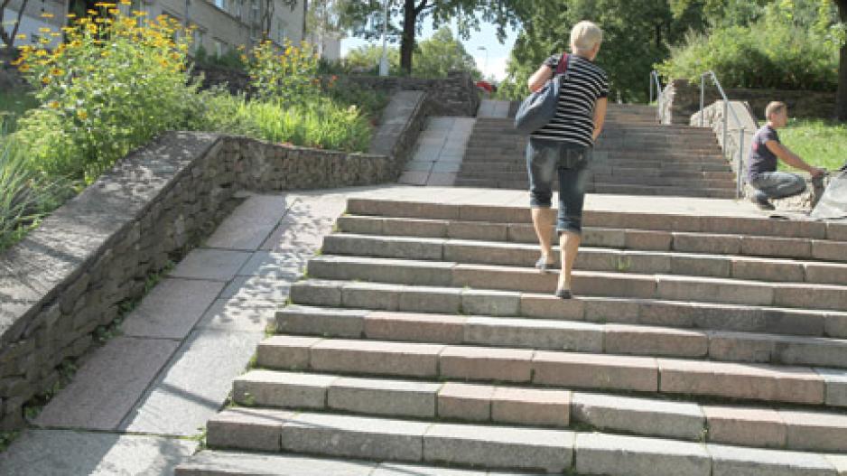 Neįgaliuosius Šiauliuose stabdo kliūtys Neįgaliuosius Šiauliuose stabdo kliūtys