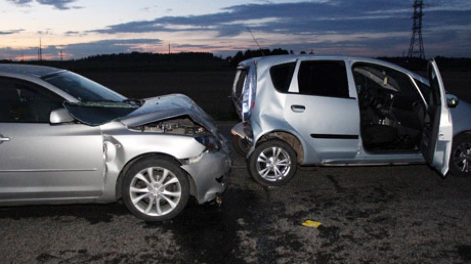 Telšių rajone susidūrė šiauliečių vairuoti automobiliai Telšių rajone susidūrė šiauliečių vairuoti automobiliai